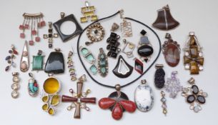 Twenty-nine silver pendants including coral set, quartz, peridot, malachite, citrine,