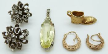 A pair of 9ct gold earrings, 0.