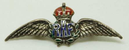 A silver RAF sweetheart brooch with enamel letters and wreath, L4.