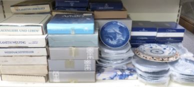 A large collection of collectors' and other plates including Wedgwood,