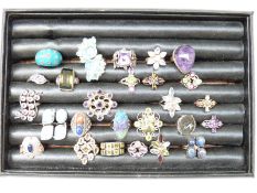 Twenty-four silver rings including examples set with amethyst, sapphire, lapis lazuli,