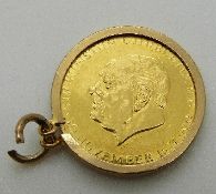 An 18ct gold Winston Churchill commemorative coin in a 9ct gold clip mount, 4.