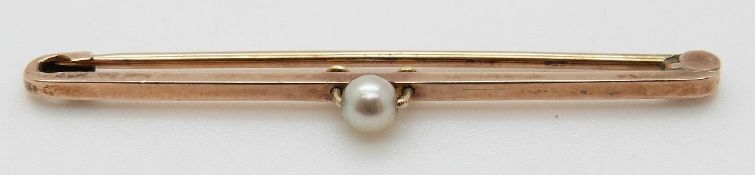 A 9ct brooch set with a pearl, 1.6g, 4.