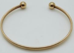 A 9ct gold bangle, 5.