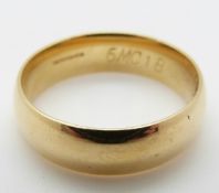 An 18ct gold wedding band / ring, Birmingham, size T, 8.