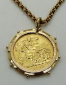 A 1914 gold half sovereign in yellow metal clip mount on a 9ct gold chain, 10.