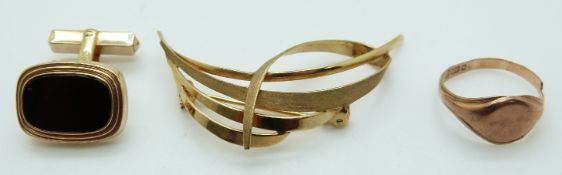 A 9ct gold brooch, 9ct gold cufflink and a 9ct gold signet ring, 9.
