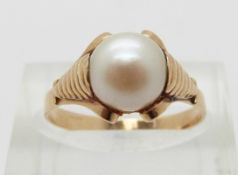 A 9ct gold ring set with a pearl,