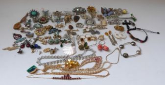 A collection of costume jewellery brooches including 1930s enamel example,