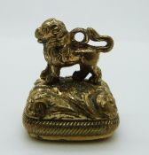 A gilt seal/fob set with agate with a lion finial