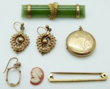 A 9ct gold brooch (1.