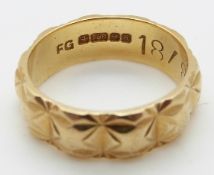 An 18ct gold ring/ wedding band with ridged design, size K, 5.