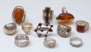 A 9ct gold ring set with quartz (5.