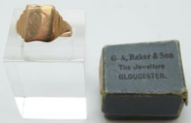 A 9ct gold signet ring, size O, 1.