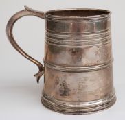 George VI Goldsmiths and Silversmiths Company hallmarked silver pint banded tankard, London 1938,