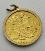 A 1914 gold half sovereign in 9ct gold clip mount, 4.