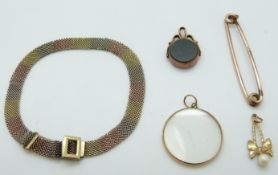 A 9ct gold pendant, a 9ct gold swivel fob (3.