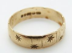 A 9ct gold ring with star decoration, size P, 2.
