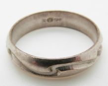 An 18ct white gold ring with wave deign, size S, 4.
