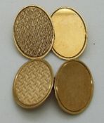A pair of 9ct gold cufflinks, 7.