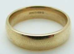 A 9ct gold wedding band / ring, London import marks, size S/T, 6.