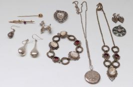 A 9ct gold brooch set with an amethyst (1.