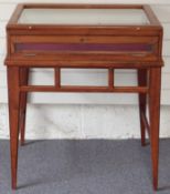 Table top jeweller's / bijouterie display cabinet with removable stand,