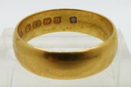 A 22ct gold wedding band, 5.9g, size O