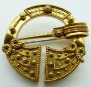 A gold 19thC Irish Celtic brooch / kilt pin by Es. Johnson. c1860