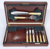 Martin & Co. Cheltenham cased hallmarked silver fish servers and eaters, weight 413g all in