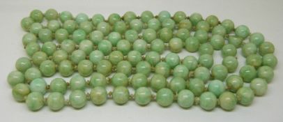 A beaded jadeite necklace length 120cm