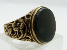 An 9ct gold agate ring