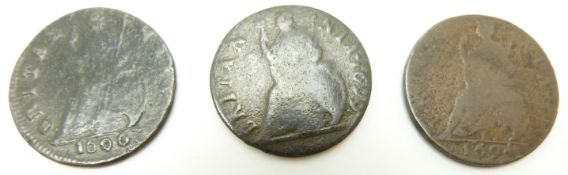 1696 first issue William III farthing, date in exergne, together with a second issue example 1699