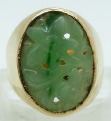 An 18ct gold ring set with a carved jadite plaque, size O