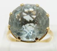 An 18ct gold ring set with an aquamarine, size P