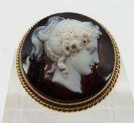 Victorian 9ct gold ring set with an agate cameo with rope twist design, size L