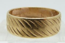 A 9ct gold wedding ring with cut out decoration, 3.7g, size Q