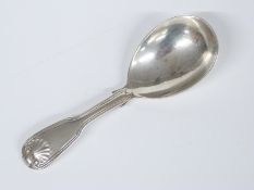 Georgian fiddle thread and shell pattern hallmarked silver caddy spoon, London 1809 maker James