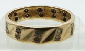 A 9ct gold eternity ring, size N