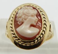 A 14ct gold ring set with a shell cameo, size M