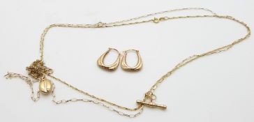 Three 9ct gold necklaces/ chains, a 9ct gold coffee bean pendant and a pair of 9ct gold earrings,