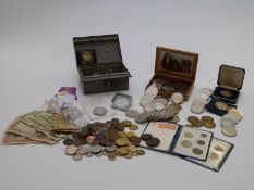 An amateur collection of UK and overseas coinage includes Metropolitan Police commemorative crown,