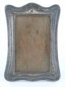 George V hallmarked silver photograph frame to suit 5 x 3 inch photo, with wooden easel back,
