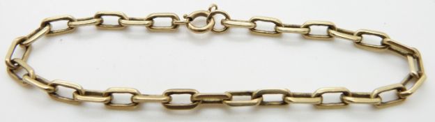A 9ct gold bracelet made up of elongated links, 6.9g