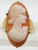 A 9ct gold ring set with a shell cameo, size P