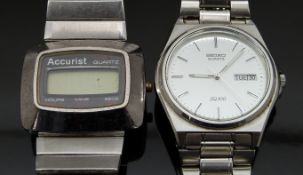Two gentleman's wristwatches Seiko SQ100 ref. 5Y23-8A50 with day and date aperture, luminous