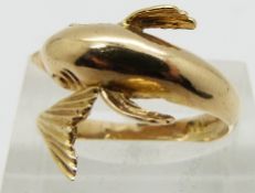 A 14ct gold ring in the form of a dolphin, 2.9g, size L