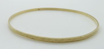 A 9ct gold bangle with cut out decoration, 4.4g