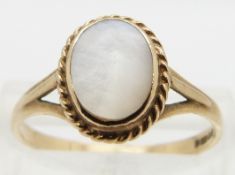 A 9ct gold ring set with mother of pearl, size O