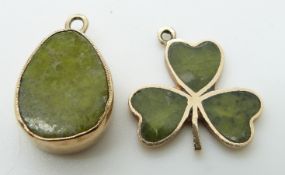 A 9ct gold charm in the form of a clover / shamrock set with serpentine and a similar yellow metal